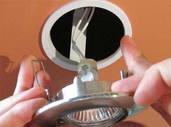 Как правильно поменять лампочки в натяжном потолке