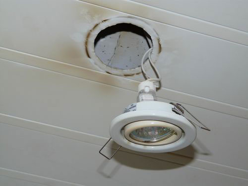 Как заменить лампочку в натяжном потолке - галогеновую и светодиодную. Замена точечных светильников.