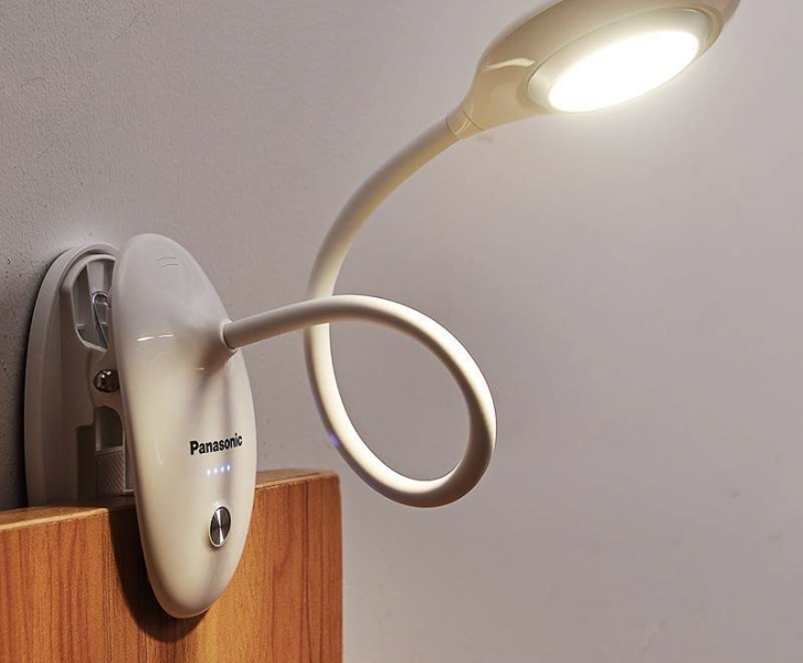 Как правильно установить и подключить настольную лампу к столу