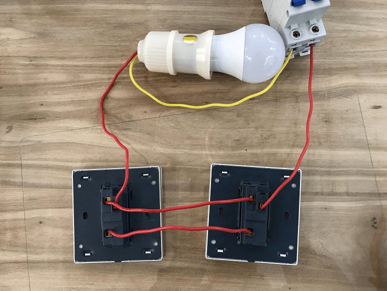 Схема и правила подключения двух переключателей для управления лампочкой