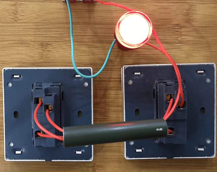 Схема и правила подключения двух переключателей для управления лампочкой